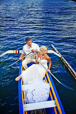 新娘和新郎在船上