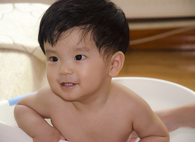 可爱的亚洲宝宝在浴缸里
