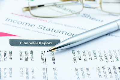 蓝色圆珠笔在公司季度财务报告上。