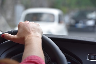 一个女人在一条狭窄的路上开车