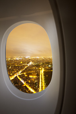 透过飞机窗户看巴黎