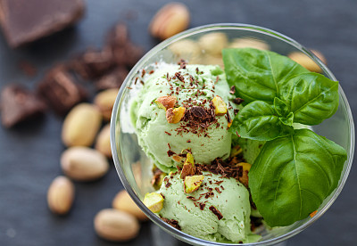 自制有机绿色冰淇淋罗勒，开心果，绿茶，薄荷