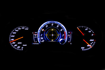 仪表盘和数字显示-里程，燃料消耗，时速表