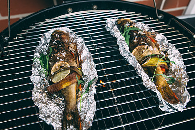 烤鱼加香料在火上
