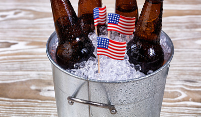 节日美国国旗和一桶冰啤酒