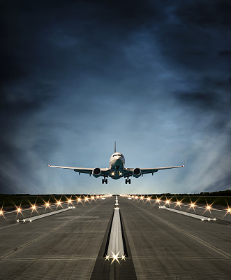 客机在黄昏降落