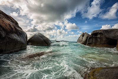 在浴场戏剧性的波浪