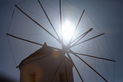 圣托里尼岛伊亚岛日出时的风车