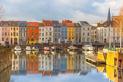 比利时根特的莱河、彩色房屋和钟楼