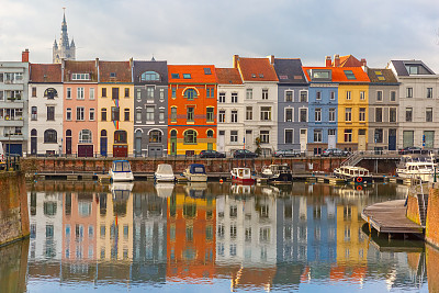 比利时根特的莱河、彩色房屋和钟楼
