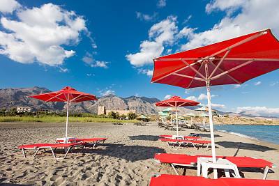 希腊Frangokastello海滩上的红色遮阳伞