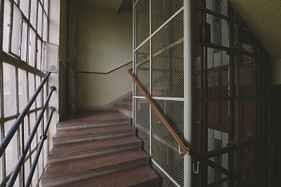 旧建筑内部，电梯周围有楼梯
