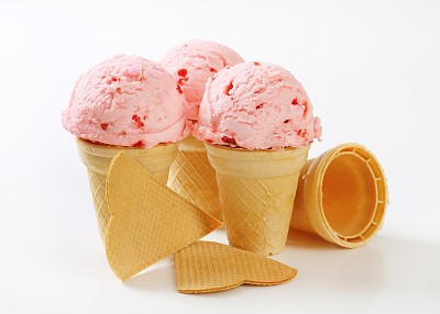 甜筒草莓冰淇淋