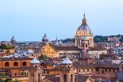 黄昏时分，意大利，罗马的天际线和教堂的圆屋顶