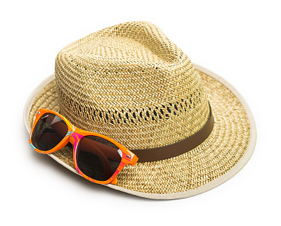 沙滩草帽与橙色太阳镜孤立在白色背景