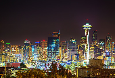 夜间西雅图市中心的商业景观
