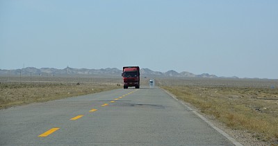 内蒙古西部沙漠公路上的卡车