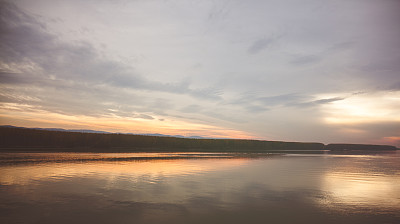 橙色的夕阳反射