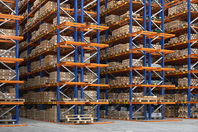 仓库过道上的架子