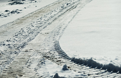 汽车轮胎在雪地上留下的痕迹