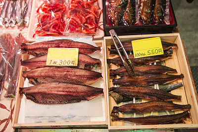 日式烤鱼在京都nishiki鱼市在日本