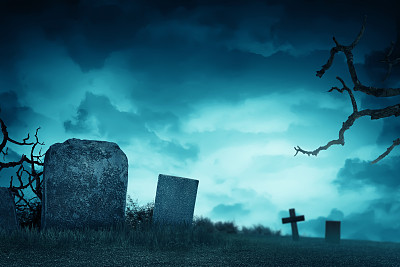 墓地里有墓碑，气氛令人毛骨悚然