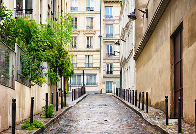 巴黎蒙马特铺着鹅卵石，潮湿的上坡街道
