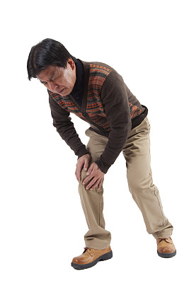 一名腿部受伤的日本中年男子