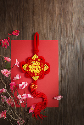 平铺中国新年装饰品。