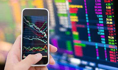 亚洲商人使用智能手机分析股票