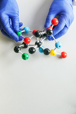 白色和彩色球的分子结构