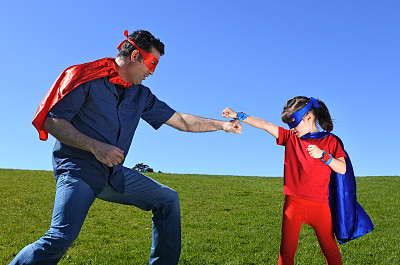 超级英雄父亲教女儿如何成为超级英雄