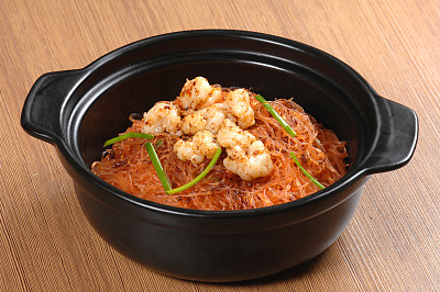 XO sauce Fried shrimps and vermicelli in clay pot (XO酱鲜虾粉丝煲)