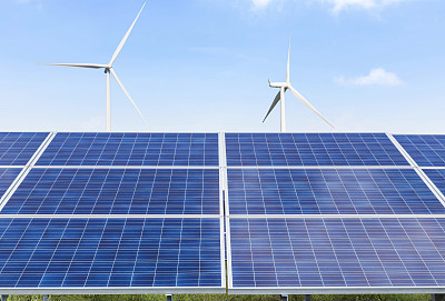 太阳能光伏板和风力发电机在太阳能电站发电
