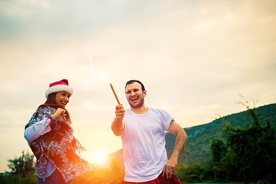 快乐的潮人夫妇庆祝圣诞节