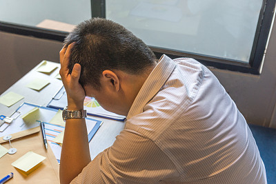 这个商人因为工作压力大而感到焦虑和沮丧 这个商人因为工作压力大而感到焦虑和沮丧