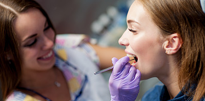 牙科医生在牙科诊所治疗儿童病人