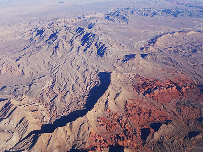 内华达沙漠山地景观鸟瞰图，红石