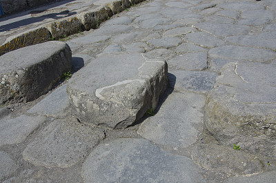 意大利庞贝城街道上的垫脚石