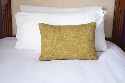 床上的黄色枕头