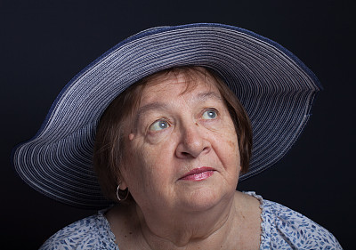 一位戴着帽子的老妇人的肖像