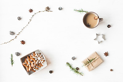 咖啡杯，礼物，落叶松树枝，肉桂棒，圣诞饼干
