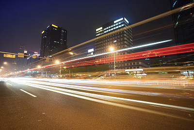 现代化的城市道路和夜间建筑