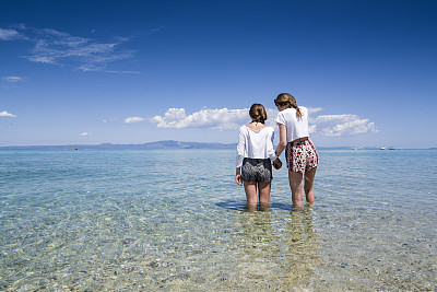 两个少女在海边手拉手