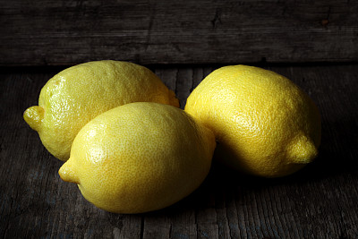 柠檬。桌子上有三个柠檬。