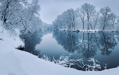 色彩斑斓的风景，白雪皑皑的树木，美丽的河流在日落