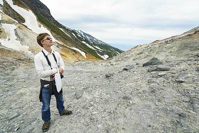 日本北海道，人们在Tokachidake活火山周围观察大自然