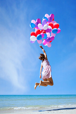 灵感，快乐的人们，女人用彩色气球飞行