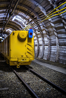 煤矿地下走廊用电动火车