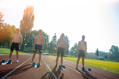 男子运动员在起跑线上不穿衣服。